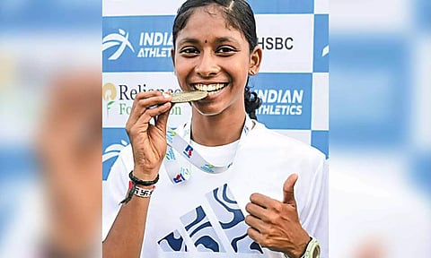 தேசிய ஜூனியர் தடகளம்: 200 மீட்டர் ஓட்டத்தில் தங்கம் வென்ற தமிழக வீரர், வீராங்கனை