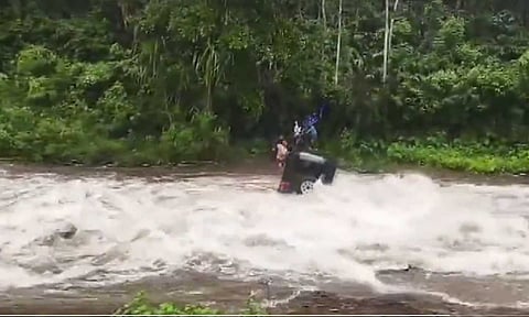 VIDEO: இடுக்கி மாவட்டத்தில் காட்டாற்று வெள்ளத்தில் சுற்றுலாப் பயணிகளுடன் சிக்கிய ஜீப்