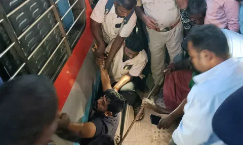 ரெயிலில் ஏற முயன்ற போது நடைமேடை - ரெயிலுக்கு இடையே சிக்கி தவித்த வாலிபர்