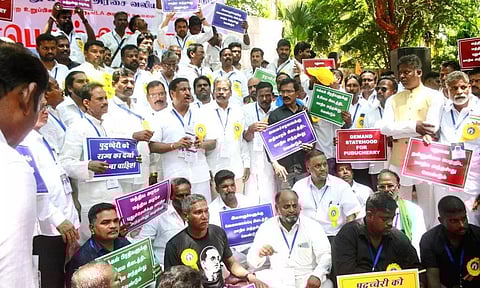 புதுச்சேரிக்கு மாநில அந்தஸ்து கேட்டு டெல்லியில் போராட்டம்- ஜனாதிபதி, பிரதமர் அலுவலகத்தில் மனு