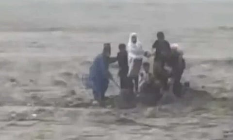 பாகிஸ்தானில் ஆற்று வெள்ளத்தில் ஒரே குடும்பத்தைச் சேர்ந்த 18 பேர் அடித்துச் செல்லப்பட்ட சோகம்..!