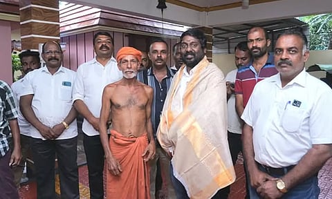 ஆண்டியாலை அரசமூட்டுவிளை கோவிலில் சாமி தரிசனம் செய்த காங்கிரஸ் எம்.பி. விஜய் வசந்த்