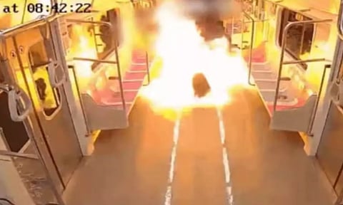 விவாகரத்து விரக்தியில் ரெயிலுக்குள் பெட்ரோல் ஊற்றி தீவைத்த நபர்.. துடிதுடித்த பயணிகள் - பகீர் வீடியோ