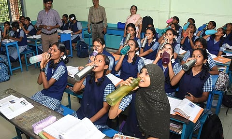 தமிழ்நாட்டில் உள்ள பள்ளிகளில் அமலுக்கு வந்தது 'வாட்டர் பெல்' திட்டம்