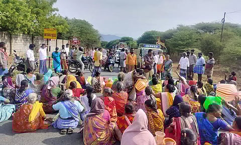 பவானிசாகர் அருகே இன்று காலை குடிநீர் வழங்க வலியுறுத்தி கிராம மக்கள் சாலை மறியல்
