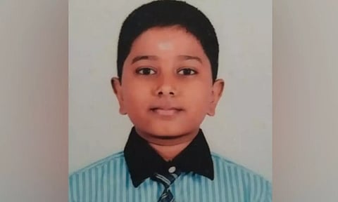 மோட்டார் சைக்கிளில் தந்தையுடன் பள்ளிக்கு சென்ற மாணவன் லாரி மோதி பலி- போலீசார் விசாரணை