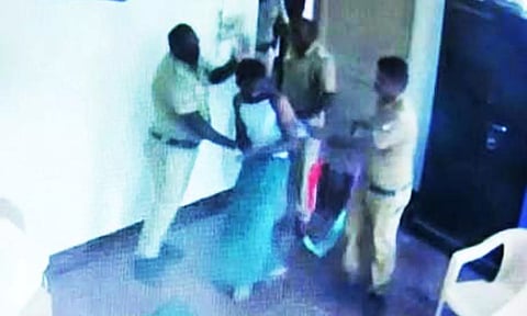 காவல் நிலையத்தில் விசாரணை கைதியை தாக்கிய போலீசார் - ஏ.டி.எஸ்.பி. விசாரணை நடத்த உத்தரவு