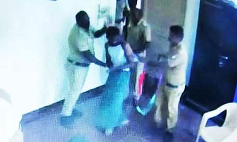 போலீஸ் நிலையத்தில் ஆட்டோ டிரைவரை தாக்கிய போலீசார் மாற்றம்: தேனி மாவட்ட எஸ்.பி. நடவடிக்கை