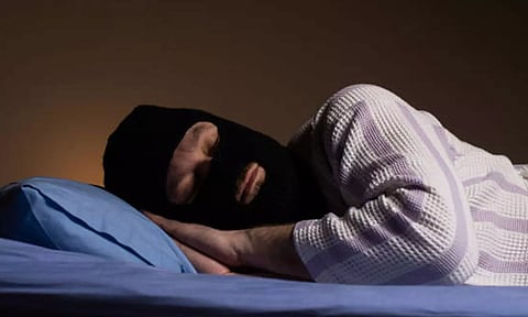 இப்படியும் ஒரு வினோதம்: திருடிய வீட்டிலேயே சாப்பிட்டு 5 நாட்கள் தூங்கிய திருடன்