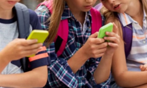 செல்போனால் இளைஞர்களுக்கு பக்கவாதம் ஏற்படும் அபாயம் - அமெரிக்க நரம்பியல் அகாடமி எச்சரிக்கை