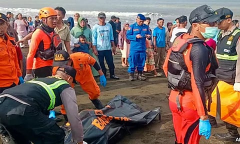 இந்தோனேசியாவின் பாலி தீவில் படகு கடலில் மூழ்கி விபத்து- 4 பேர் உயிரிழப்பு