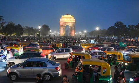 மக்களின் கடும் எதிர்ப்பால் வாகனங்களுக்கு விதித்த தடையை நீக்கிய டெல்லி அரசு