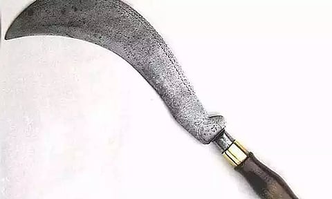 அரசு பள்ளிக்கு அரிவாளுடன் வந்த பிளஸ்-2 மாணவனால் பரபரப்பு: சக மாணவரை மிரட்டியதால் அதிர்ச்சி