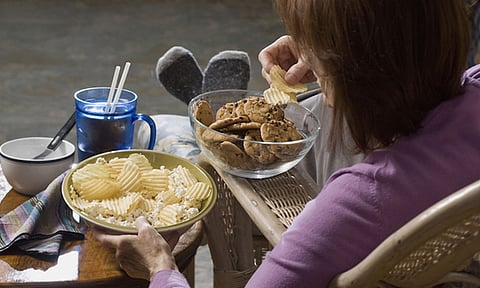 உடல் எடையை குறைக்க இரவு சாப்பிட சரியான நேரம் 7 மணியா? 9 மணியா?