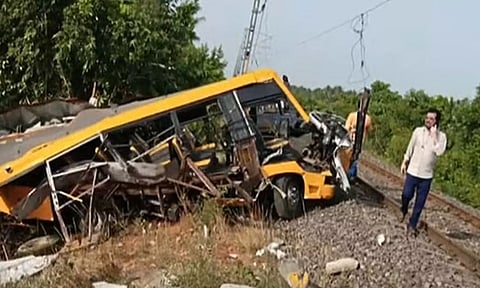 கடலூர்: பள்ளி வேன் மீது ரெயில் மோதியதில் 2 பேர் பலி