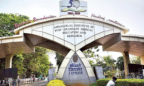 பள்ளி வேன் மீது ரெயில் மோதி விபத்து - பலத்த காயமடைந்த 2 மாணவர்கள் ஜிப்மருக்கு மாற்றம்