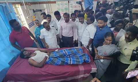 சிகிச்சை பெற்று வரும் மாணவனை அமைச்சர் சி.வெ. கணேசன் நேரில் பார்வையிட்டு ஆறுதல் கூறினார்.