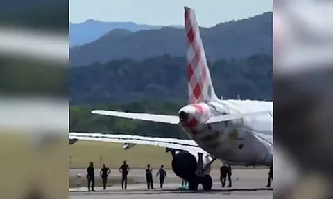 விமானத்தின் என்ஜினால் உள்ளிழுக்கப்பட்டு பலியான நபர்: விமான சேவை பாதிப்பு