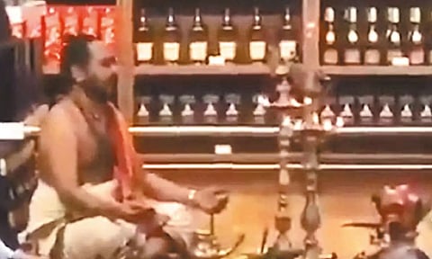 டாஸ்மாக் கடையில் அர்ச்சகரை வைத்து பூஜை?- தமிழக அரசு விளக்கம்