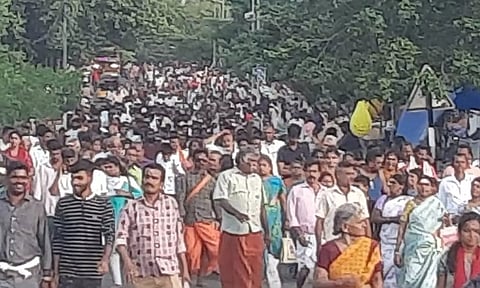 திருவண்ணாமலையில் பக்தர்கள் கிரிவலம் சென்ற காட்சி.