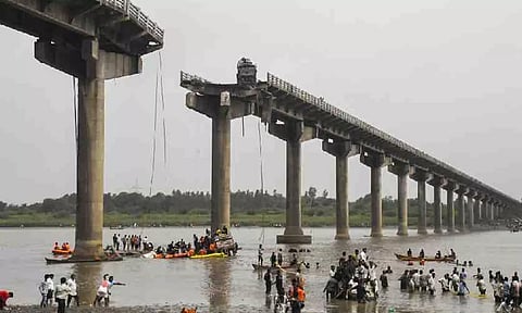 குஜராத் பாலம் இடிந்த விபத்து: பலி எண்ணிக்கை 17ஆக அதிகரிப்பு