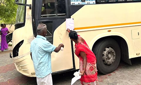 வினாத்தாள் கொண்டு செல்லப்பட்ட பேருந்திற்கு சீல் வைத்த அதிகாரிகள்