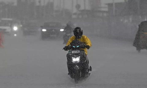 சென்னையின் பல்வேறு பகுதிகளில் வெப்பத்தை குளிர்வித்த மழை