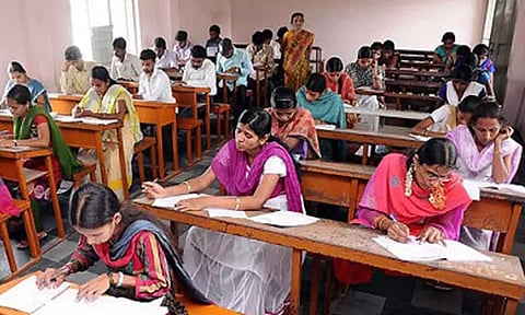 தமிழ்நாடு முழுவதும் இன்று டி.என்.பி.எஸ்.சி. குரூப் 4 தேர்வு நடைபெறுகிறது - 13.89 லட்சம் பேர் எழுதுகின்றனர்