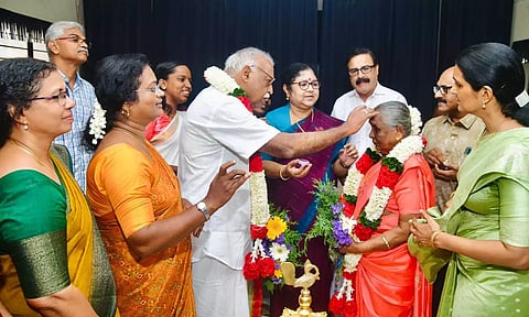 காதலே, காதலே, தனிப்பெருந்துணையே... முதியோர் காப்பகத்தில் காதலித்து திருமணம் செய்துகொண்ட தம்பதி
