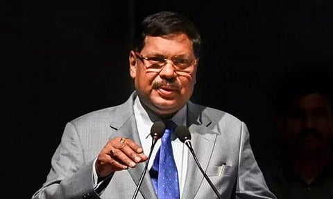 வெளிநாட்டு கல்வி, பட்டங்கள் மோகத்தில் கடனில் மூழ்க வேண்டாம் - தலைமை நீதிபதி பி.ஆர். கவாய் அறிவுரை