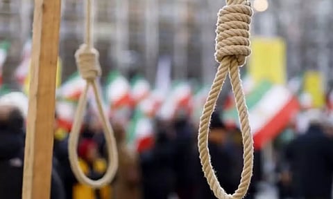 ஈரானில் சிறுமியை பாலியல் வன்கொடுமை செய்து கொன்ற நபருக்கு பொதுமக்கள் முன்னிலையில் மரணதண்டனை நிறைவேற்றம்