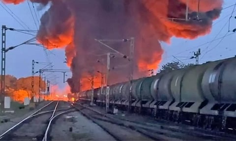 திருவள்ளூர் ரெயில் நிலையம் அருகே சரக்கு ரெயிலில் தீவிபத்து - ரெயில் சேவை பாதிப்பு