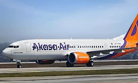 பயணிகள் விமானம் மீது மோதிய சரக்கு லாரி.. மும்பை விமான நிலையத்தில் பரபரப்பு சம்பவம்