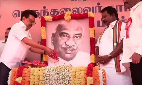 சிதம்பரம் அரசு மகளிர் மேல்நிலைப்பள்ளியில் காமராஜர் உருவப்படத்திற்கு மு.க.ஸ்டாலின் மரியாதை