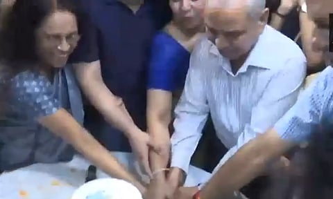 பத்திரமாக தரையிறங்கிய சுபான்ஷு சுக்லா: கேக் வெட்டி கொண்டாடிய குடும்பத்தினர்