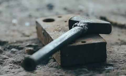 தாய் - தந்தையை சுத்தியலால் அடித்தே கொன்ற கொடூர மகன்..