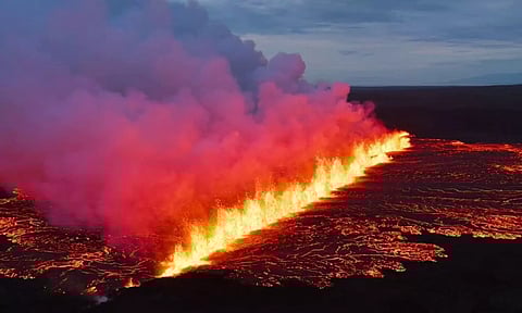 ஐஸ்லாந்தில் வெடித்துச் சிதறிய எரிமலை - மக்கள் வெளியேற்றம்