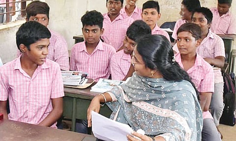 எருமப்பட்டி அரசு பள்ளிக்கு சென்று மாணவருடன் கலந்துரையாடிய ஆட்சியர் துர்காமூர்த்தி