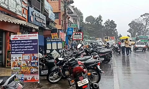 நீலகிரியில் கொட்டி தீர்த்த கனமழை - பந்தலூரில் மின் கம்பிகள் மீது மரம் விழுந்தது