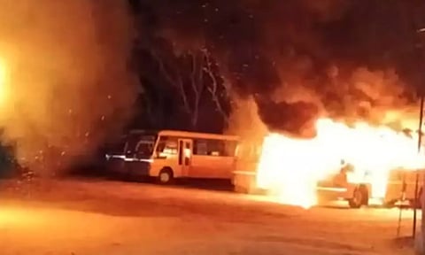 வீரவநல்லூரில் மாணவர் தற்கொலை - பள்ளி பேருந்துகள் தீ வைத்து எரிப்பு