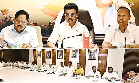 தமிழக உரிமைகளை மீட்க பாராளுமன்றத்தில் குரல் கொடுப்போம் - தி.மு.க. எம்.பி.க்கள் கூட்டத்தில் தீர்மானம்