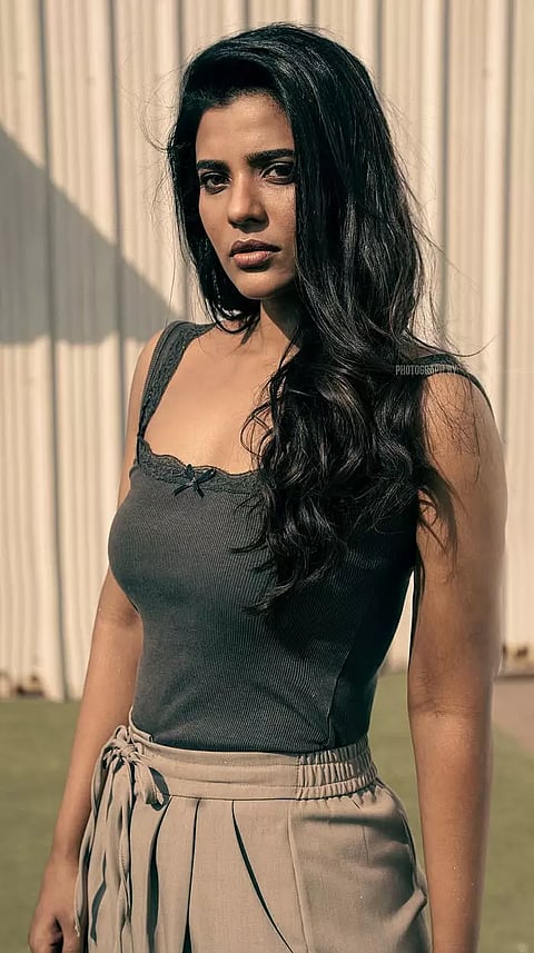 மாடர்ன் உடையில் அசத்தலான போட்டோக்களை பகிர்ந்த ஐஸ்வர்யா ராஜேஷ்..!