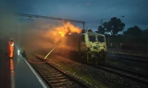 தீப்பற்றி எரிந்த ரெயில் எஞ்சின்.. பதறியடித்த பயணிகள் - ராஜஸ்தானில் பெரும் விபத்து தவிர்ப்பு