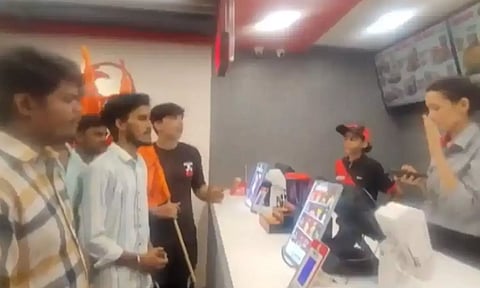 VIDEO: அசைவம் விற்கக்கூடாது.. KFCக்குள் புகுந்து இந்துத்துவா கும்பல் அட்டூழியம் - உணவகம் மூடல்