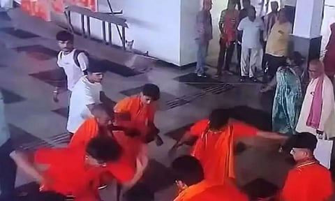 VIDEO: உ.பி ரெயில் நிலையத்தில் CRPF வீரரை ஏறி மிதித்து சரமாரியாக தாக்கிய காவி தரித்த பக்தர்கள்