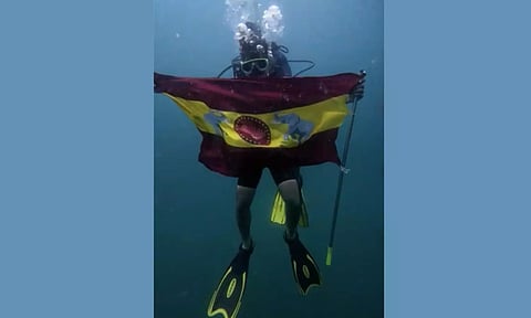 ஆழ்கடலில் த.வெ.க. கொடியை ஏந்திய கல்லூரி மாணவர்.