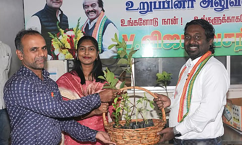 தமிழக அரசால் தொடங்கப்பட்ட 100% மானியத்தில் காய்கறி, பழச்செடிகளின் தொகுப்புகளை வழங்கிய விஜய் வசந்த் எம்.பி.