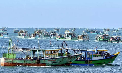 எல்லை தாண்டி மீன்பிடித்ததாக கூறி ராமேஸ்வரம் மீனவர்கள் 4 பேரை கைது செய்தது இலங்கை கடற்படை