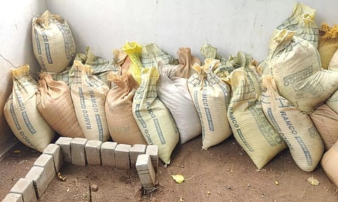 மீன் பிடிப்பதுபோல் மணல் திருட்டில் ஈடுபட்ட முன்னாள் ராணுவ வீரர் உள்பட 4 பேர் கைது