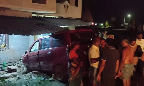 திருச்செங்கோடு அருகே வீட்டுக்குள் கார் புகுந்து முதியவர் பலி